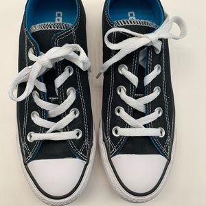 Converse all star low top lace up canvas sneakers in black. Size 6W or 4M.